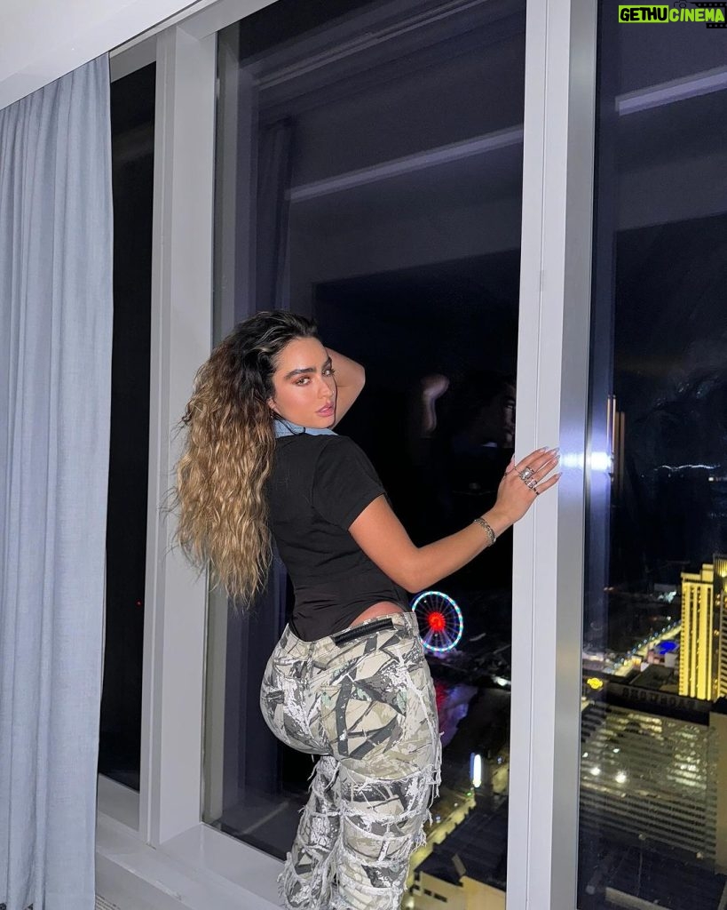Sommer Ray Instagram - hotel room photoshoot Altantic City, New Jersey