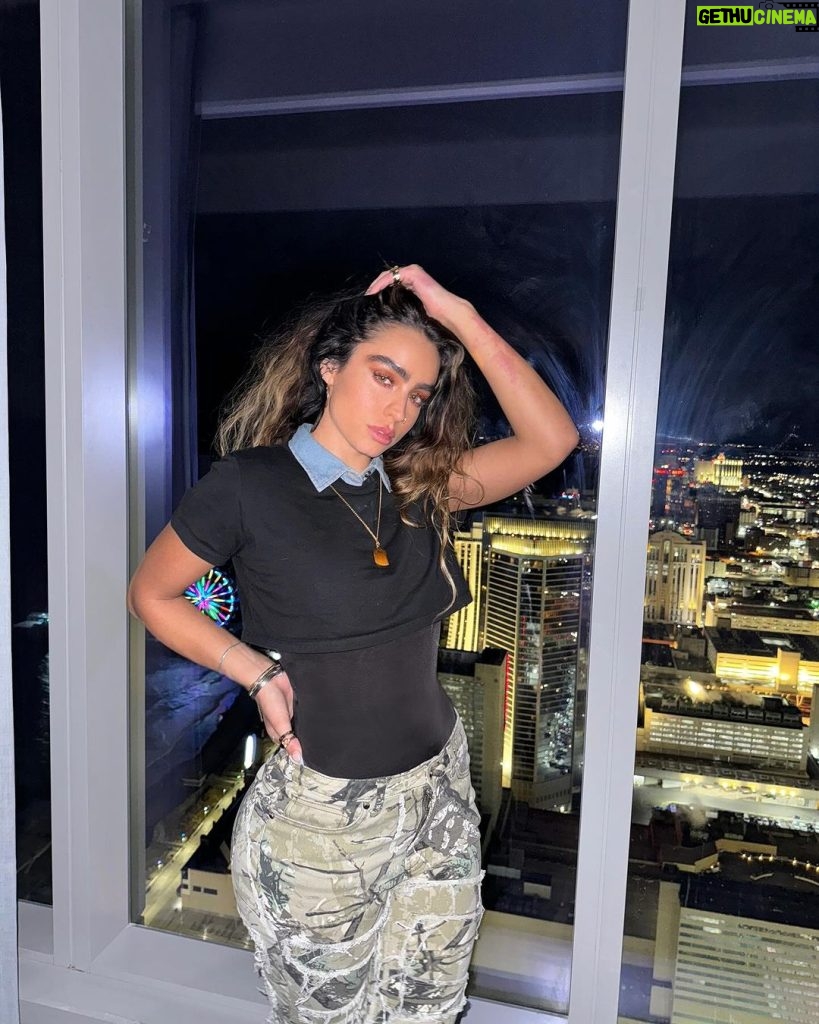 Sommer Ray Instagram - hotel room photoshoot Altantic City, New Jersey