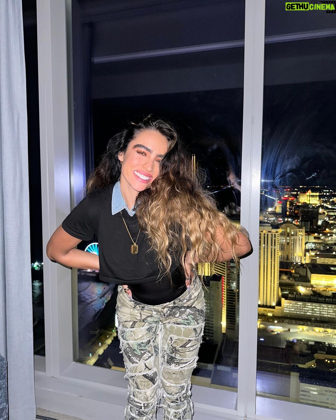 Sommer Ray Instagram - hotel room photoshoot Altantic City, New Jersey