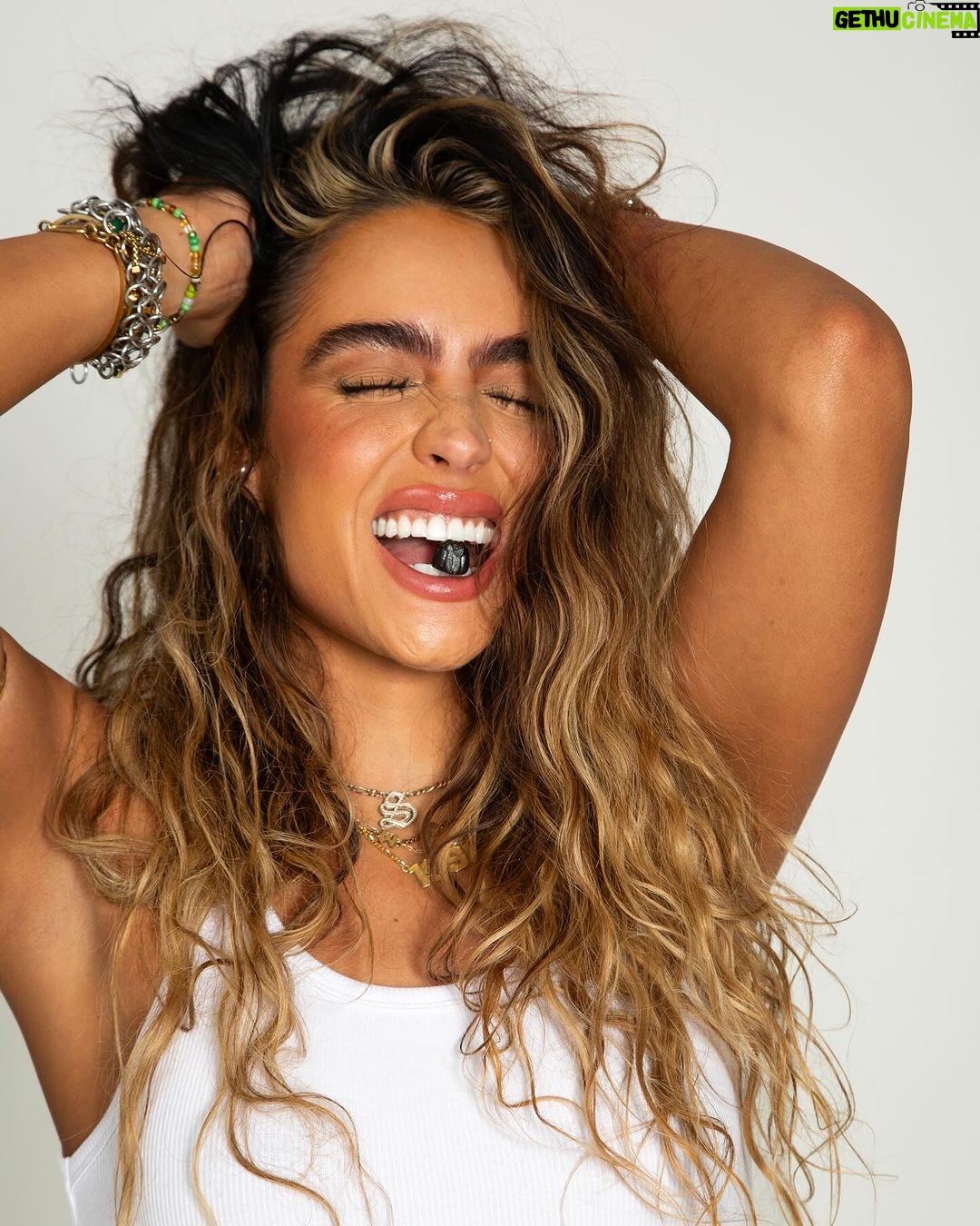 Sommer Ray Instagram - are you taking your @imaraisbeauty gummies?? 😬💛
