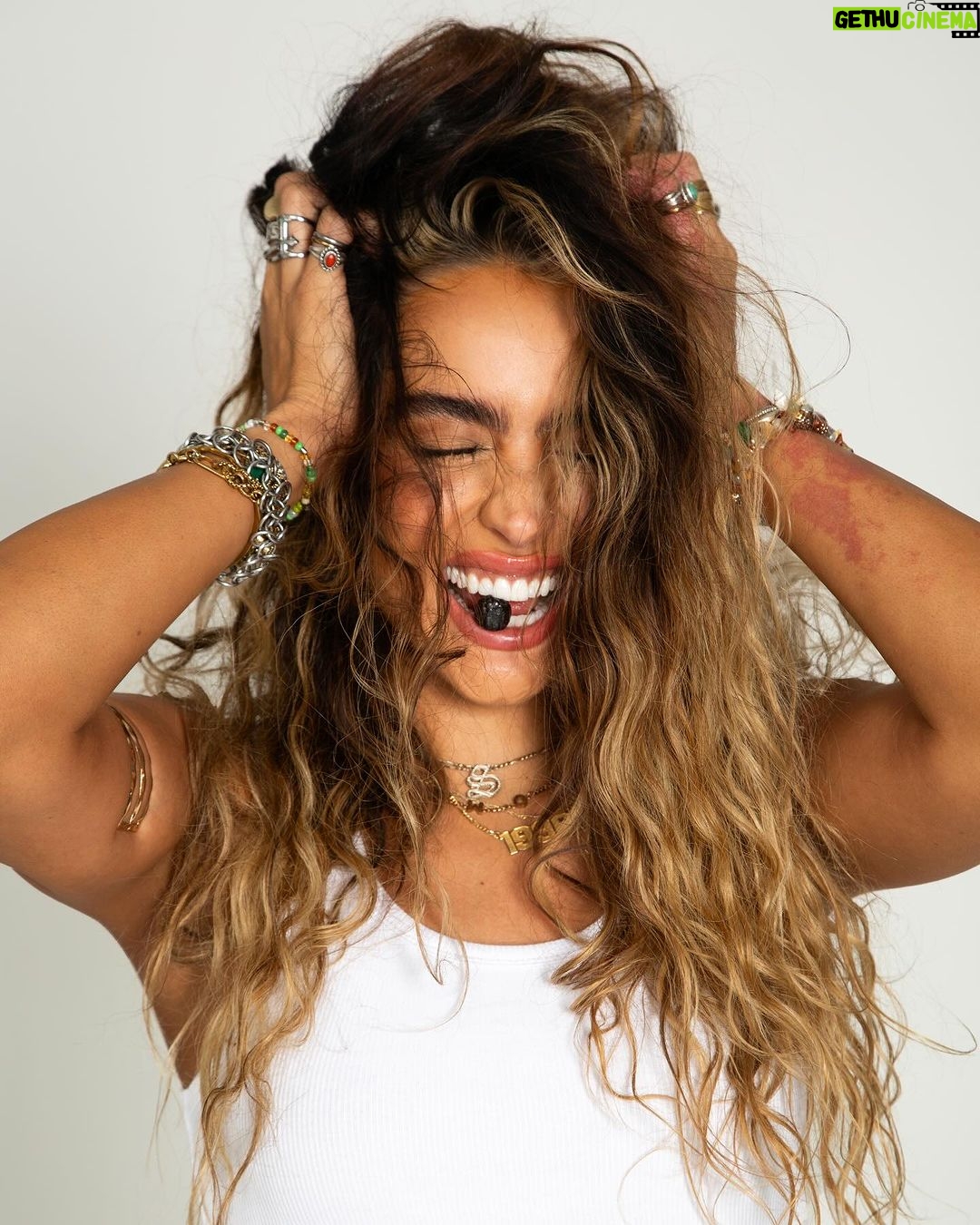 Sommer Ray Instagram - are you taking your @imaraisbeauty gummies?? 😬💛