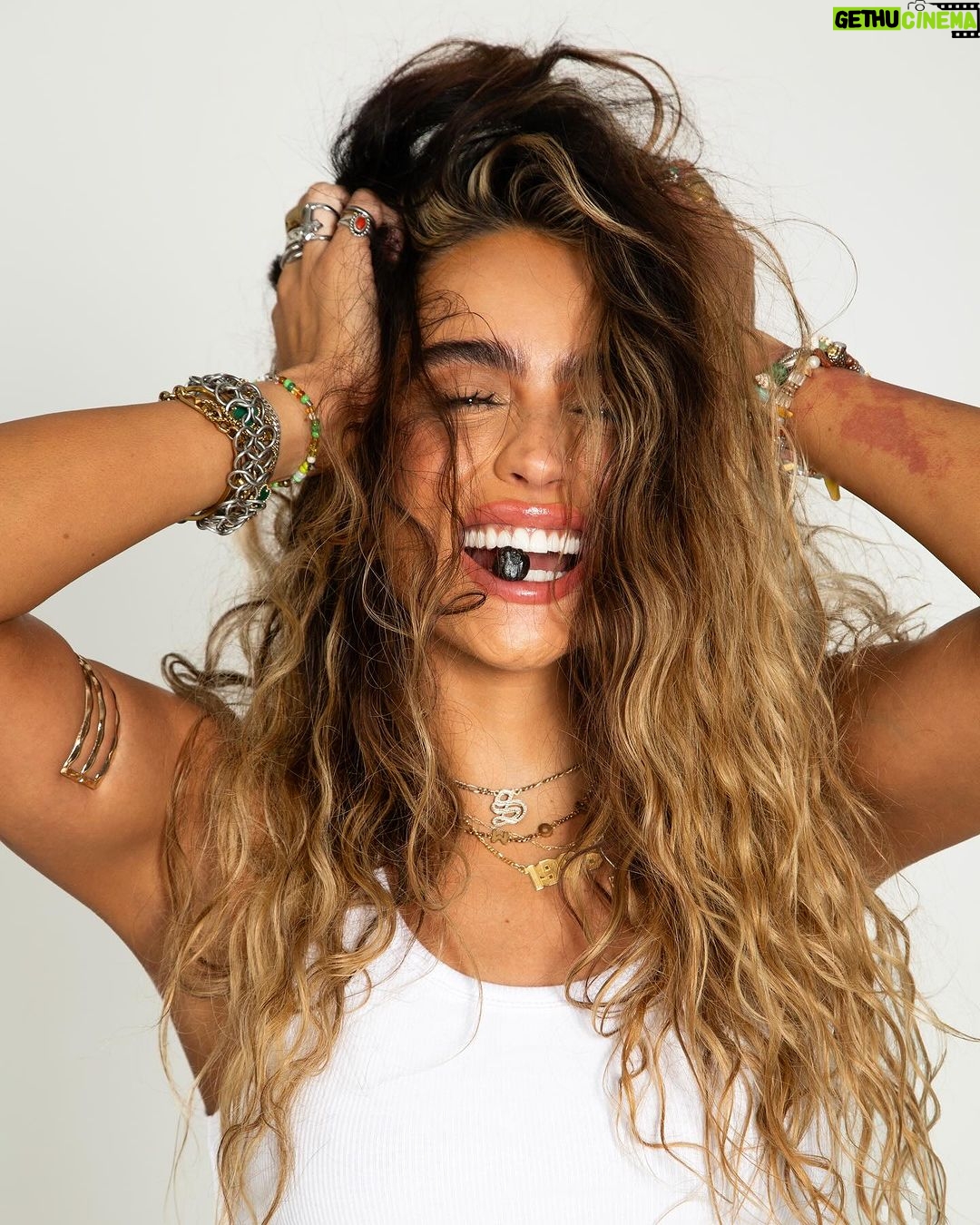 Sommer Ray Instagram - are you taking your @imaraisbeauty gummies?? 😬💛