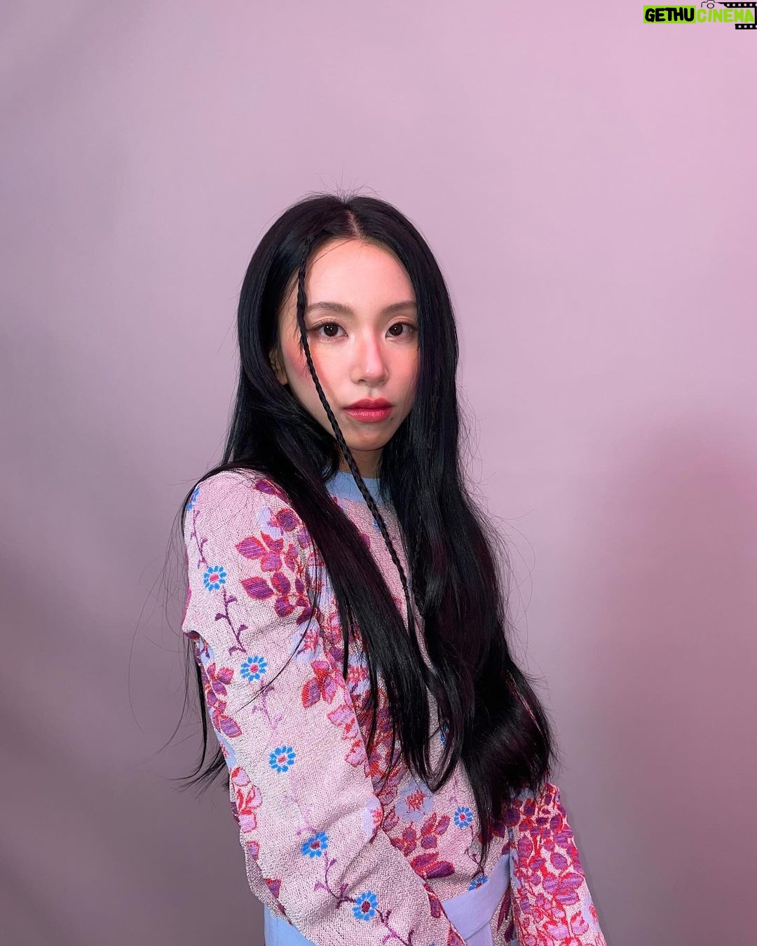 Son Chae-young Instagram - 🐱 @etro @spurmagazine