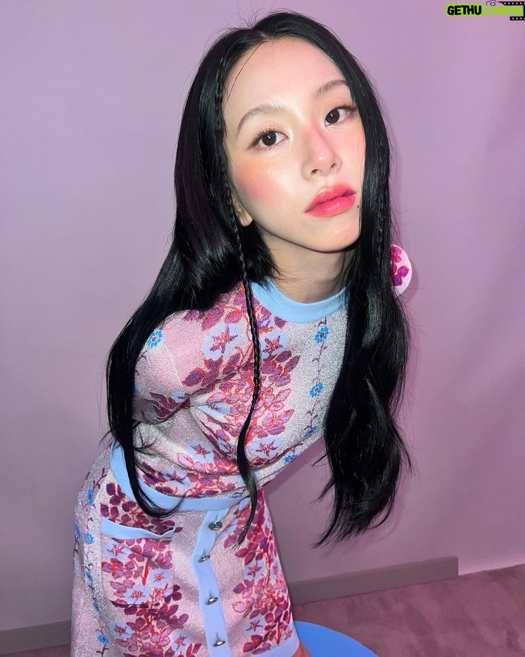 Son Chae-young Instagram - 🐱 @etro @spurmagazine