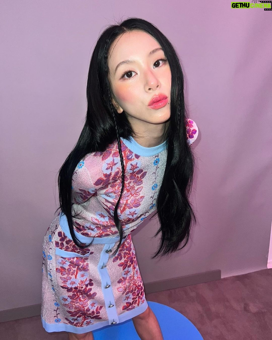 Son Chae-young Instagram - 🐱 @etro @spurmagazine