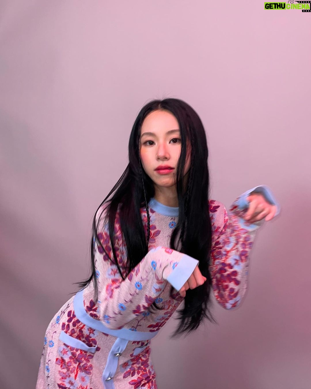 Son Chae-young Instagram - 🐱 @etro @spurmagazine