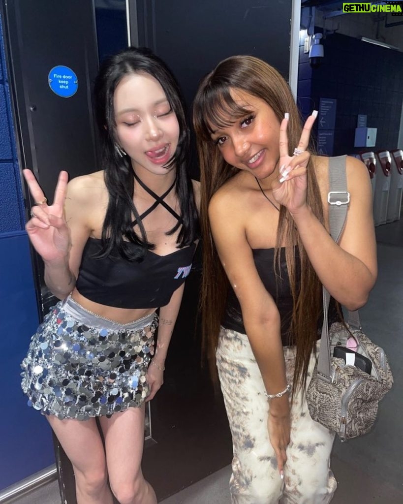Son Chae-young Instagram - Thank u London🖤🪽