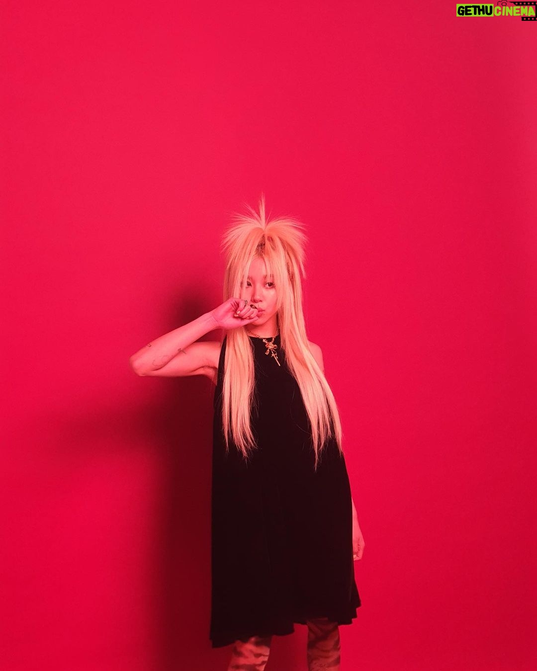 Son Chae-young Instagram - ・:*+.free.99.:+*•