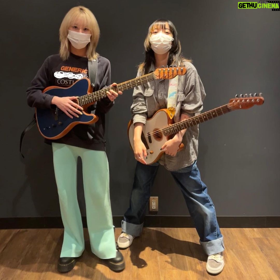 Son Chae-young Instagram - カップル·ギター 🎸 カップルTシャツ🍻 🤫🤍
