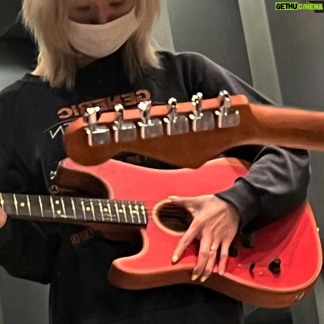 Son Chae-young Instagram - カップル·ギター 🎸 カップルTシャツ🍻 🤫🤍