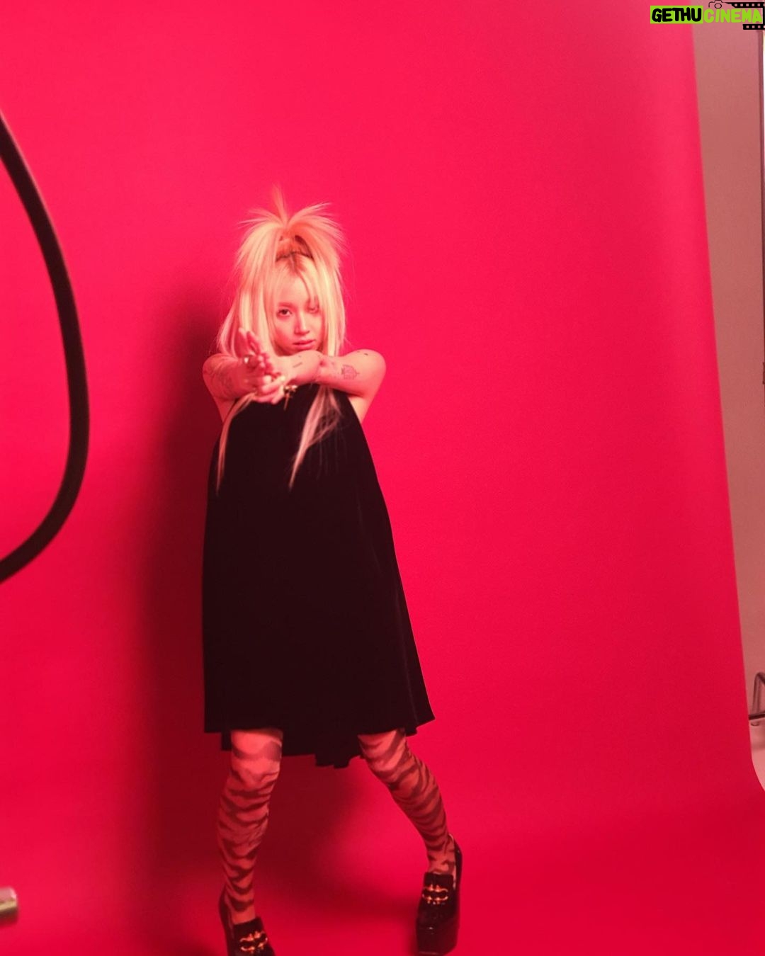 Son Chae-young Instagram - ・:*+.free.99.:+*•