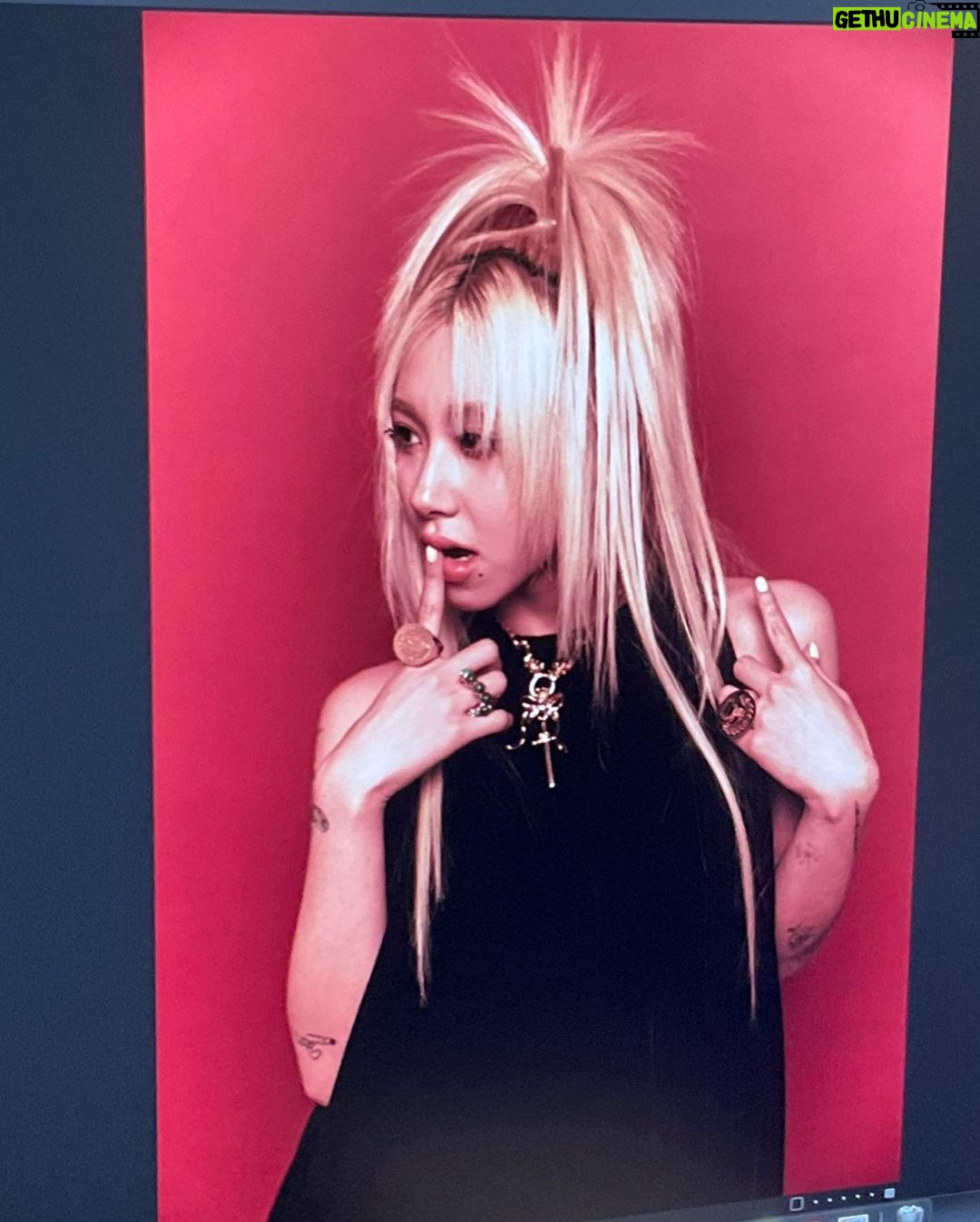 Son Chae-young Instagram - ・:*+.free.99.:+*•