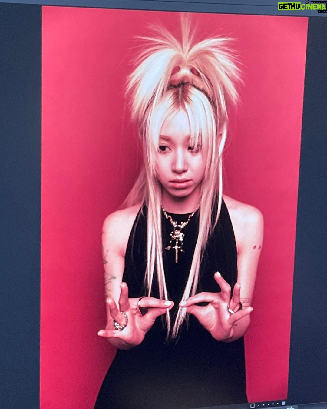 Son Chae-young Instagram - ・:*+.free.99.:+*•