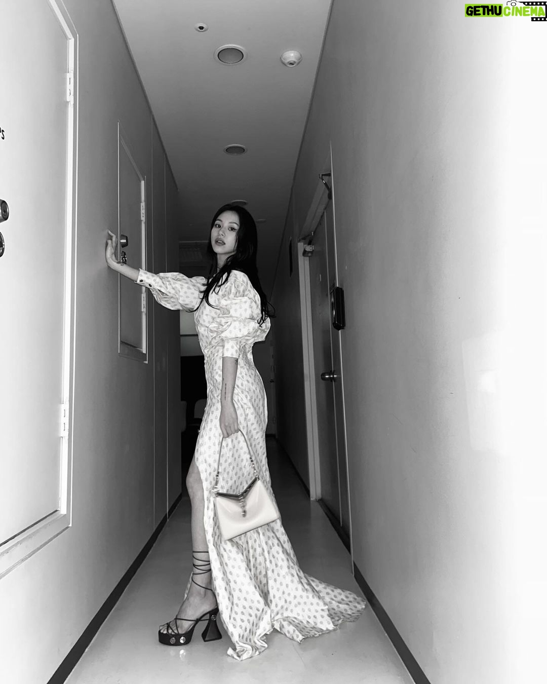 Son Chae-young Instagram - ETRO FALL WINTER 2024/2025 COLLECTION FEBRUARY 21ST 8:00PM – ITALIAN TIME Come join me to watch the show on etro.com 💗 #EtroFW24 #PR #JAPAN @etro