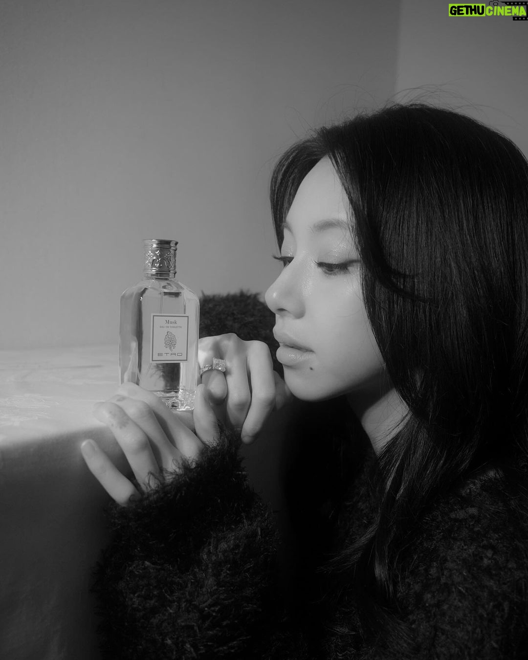 Son Chae-young Instagram - I love this scent #EtroMusk #PR #JAPAN @etro