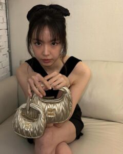 Son Na-eun Instagram - #AD @miumiu #miumiuholiday 🎀🖤