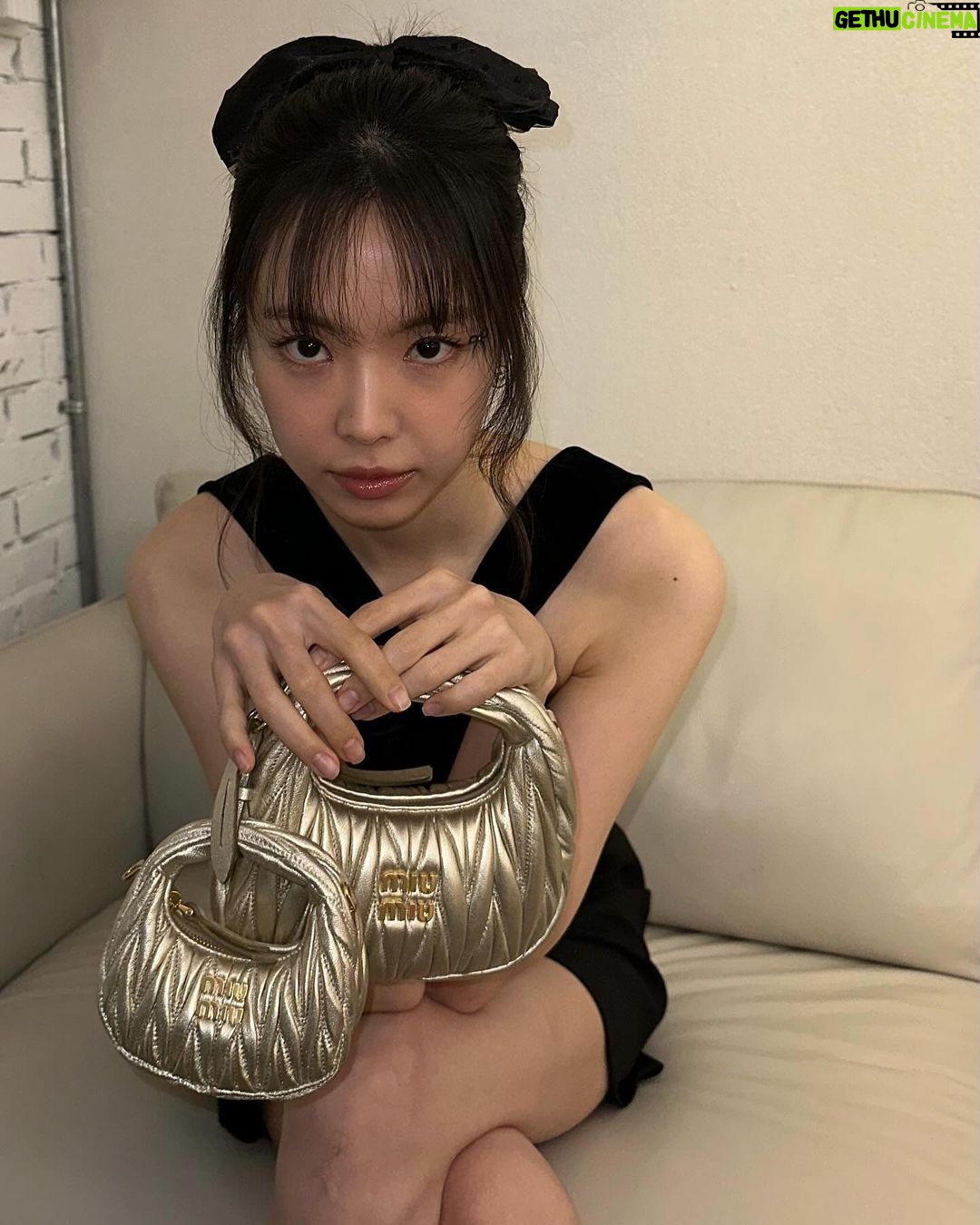 Son Na-eun Instagram - #AD @miumiu #miumiuholiday 🎀🖤