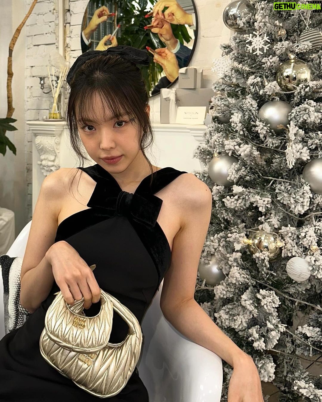 Son Na-eun Instagram - #AD @miumiu #miumiuholiday 🎀🖤