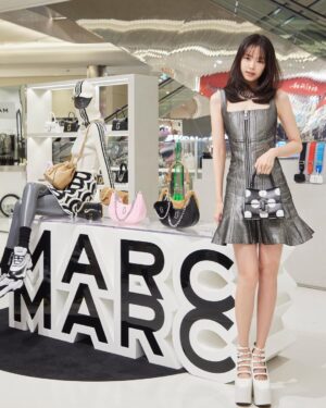 Son Na-eun Instagram - @marcjacobs #마크제이콥스 #marcjacobs 💃