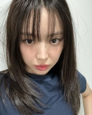 Son Na-eun Instagram - 🧢