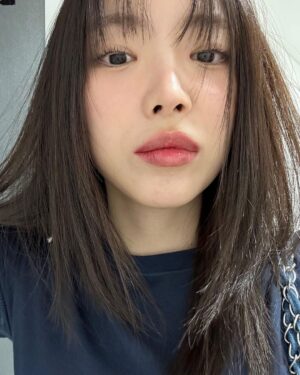 Son Na-eun Instagram - 🧢
