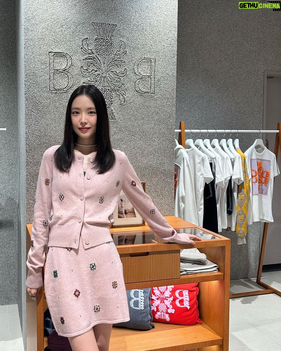 Son Na-eun Instagram - #AD @BARRIE #BARRIE #배리 #barriefw23 #chanelmetiersdart 🌸