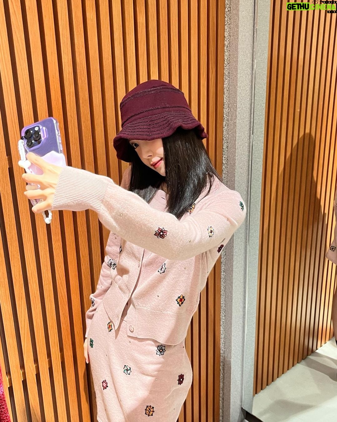 Son Na-eun Instagram - #AD @BARRIE #BARRIE #배리 #barriefw23 #chanelmetiersdart 🌸