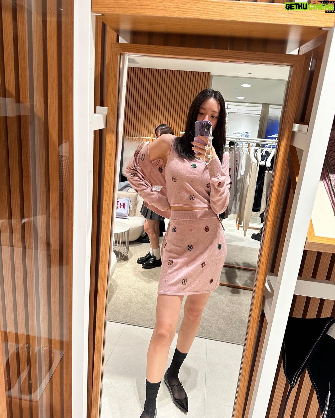 Son Na-eun Instagram - #AD @BARRIE #BARRIE #배리 #barriefw23 #chanelmetiersdart 🌸