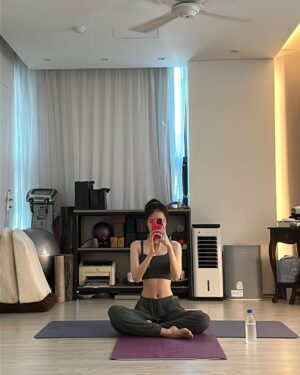Son Na-eun Instagram - 💪🏻