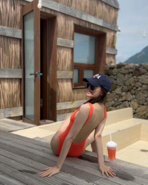 Son Na-eun Instagram - 🧡