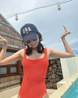 Son Na-eun Instagram - 🧡