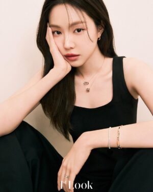 Son Na-eun Instagram - @1stlookofficial @goldendew_official 🩵