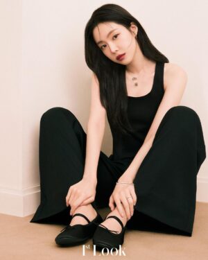 Son Na-eun Instagram - @1stlookofficial @goldendew_official 🩵