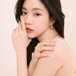 Son Na-eun Instagram - @1stlookofficial @goldendew_official 🩵