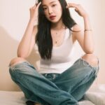 Son Na-eun Instagram - @1stlookofficial @goldendew_official 🩵