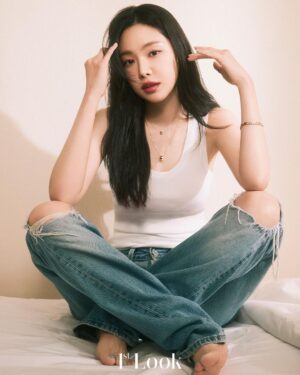 Son Na-eun Instagram - @1stlookofficial @goldendew_official 🩵
