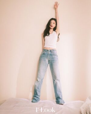 Son Na-eun Instagram - @1stlookofficial @goldendew_official 🩵