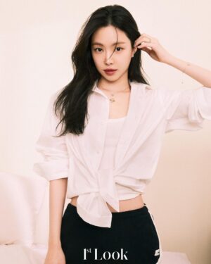 Son Na-eun Instagram - @1stlookofficial @goldendew_official 🩵