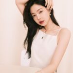 Son Na-eun Instagram - @1stlookofficial @goldendew_official 🩵