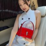 Son Na-eun Instagram – #광고 #FERRAGAMOPF23 @ferragamo @_maximiliandavis_ 

페라가모가 성수동에서 2023 프리폴 컬렉션 컨셉츄얼 팝업스토어를 선보였습니다. 데님부터 이브닝 웨어까지 일상 생활 속 필수적인 아이템을 모던한 무드로 재해석한 페라가모 2023 프리폴 컬렉션을 지금 만나보세요.