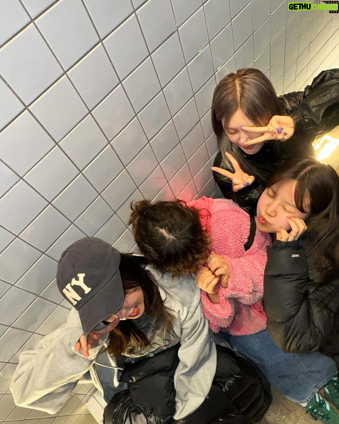 Son Na-eun Instagram - 고마워 미래팀 진심으로. 길게 말 안해도 알지? 고생많았다아 좋아서... 좋아해 🫶🏻