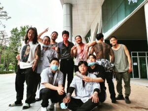 Son Suk-ku Instagram - 범죄도시2 #단체사진

1. 타투 팀 @tattookorea_official
2. 의상/분장 팀 (feat. 마석도 자켓)
3. 스턴트 팀
4. 배우 팀 w/감독님

지금 상영중!