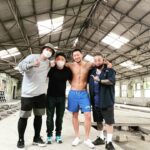 Son Suk-ku Instagram - 범죄도시2 #단체사진 1. 타투 팀 @tattookorea_official 2. 의상/분장 팀 (feat. 마석도 자켓) 3. 스턴트 팀 4. 배우 팀 w/감독님 지금 상영중!