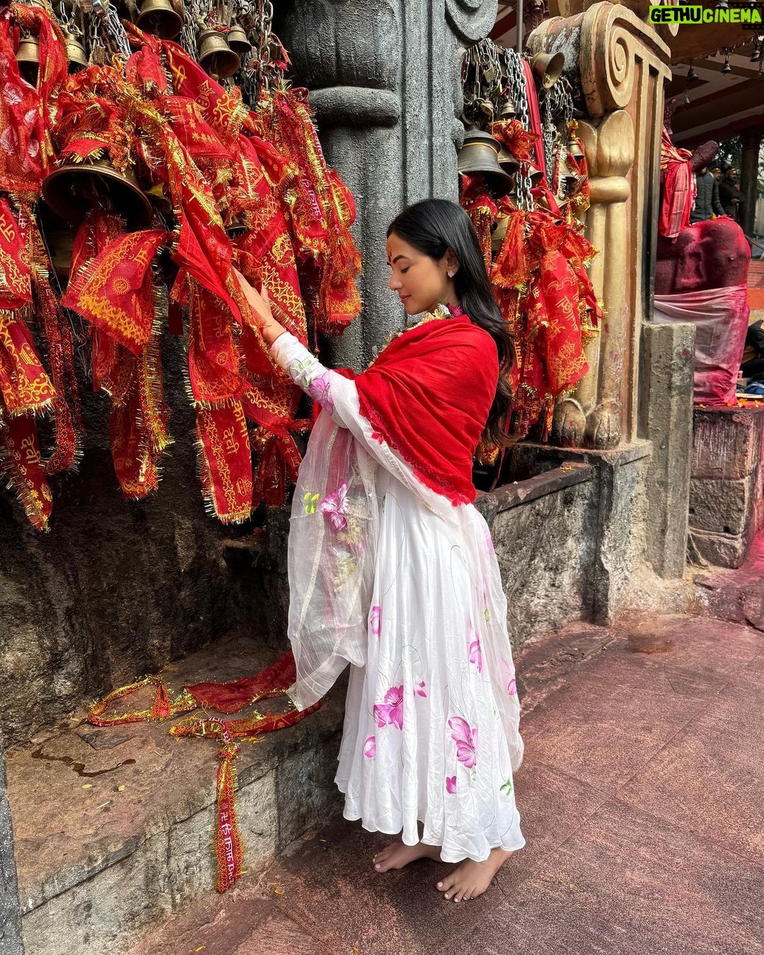 Sonal Chauhan Instagram - जय माँ कामाख्या 🙏🏻🌸🔱 #kamakhyamandir #jaimakamakhya
