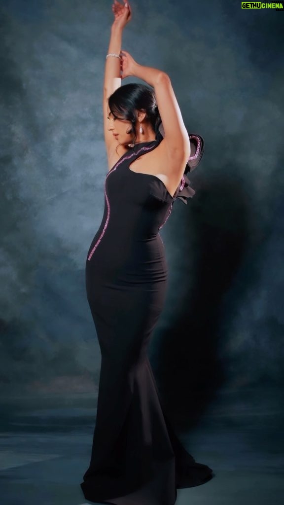 Sonal Chauhan Instagram - The Black Lady …. 🖤 . . . . . . . . . . . . . . Wearing @eli.thelabel Hair by @lakshsingh__ Styled by @leepakshiellawadi Video by @kpfilms31 #hyundaifilmfareawards2024 #gujratrourism #redcarpet #sonalchauhan Gift City