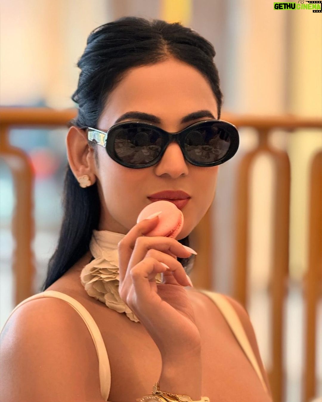 Sonal Chauhan Instagram - An afternoon well spent 🩷 Thanks @suzkr for a beautiful brunch 🩷🩷🩷 Do you enjoy brunches ?? #love #friends #brunch #sonalchauhan