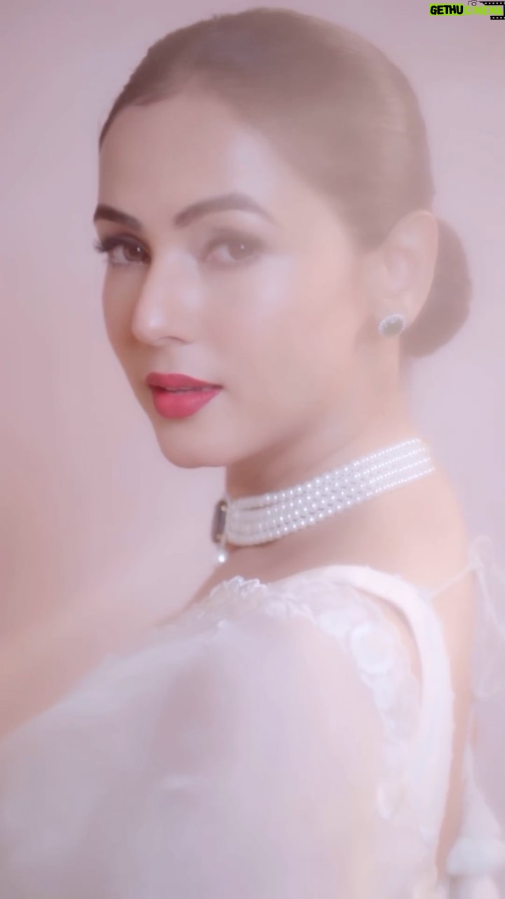 Sonal Chauhan Instagram - आज की चाँदनी 🪽🪽🪽 . . . . . . . . . . . . . . . . . . Saree by @toraniofficial Hair by @arifayadav_make_you_gorgeous Jewellery by @mortantra @spiffypublicrelations Styled by @divastyles_dev 🎥 @dieppj