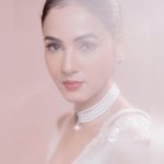 Sonal Chauhan Instagram - 1 or 3 ? Or both ? 🪽🪽🪽 . . . . . . . . . . . . . . . . . . Saree by @toraniofficial Hair by @arifayadav_make_you_gorgeous Jewellery by @mortantra @spiffypublicrelations Styled by @divastyles_dev 📸 @dieppj Sonalchauhan white saree dadasahebphalke #sareefashion #sonalchauhan