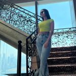Sonal Chauhan Instagram - How Blue Jeans and Neon T-shirt for a look ? 🩵🔫 Or should i stick to the classic Blue jeans and a white Tee 💙🤍 . . . . . . . : . . . . . . 📸 @himanichauhan #ratethelook #sonalchauhan #jeans #tshirt