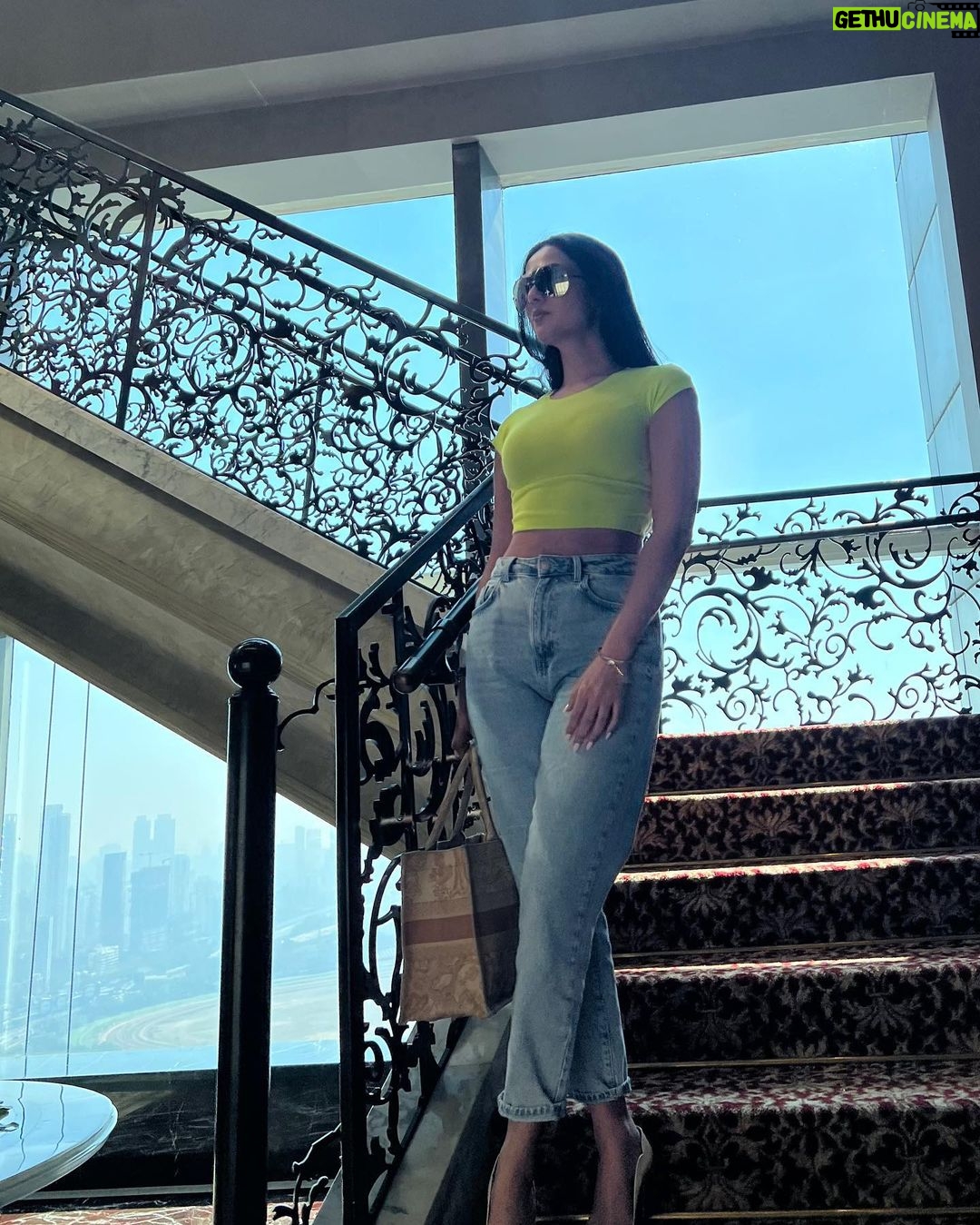 Sonal Chauhan Instagram - How Blue Jeans and Neon T-shirt for a look ? 🩵🔫 Or should i stick to the classic Blue jeans and a white Tee 💙🤍 . . . . . . . : . . . . . . 📸 @himanichauhan #ratethelook #sonalchauhan #jeans #tshirt